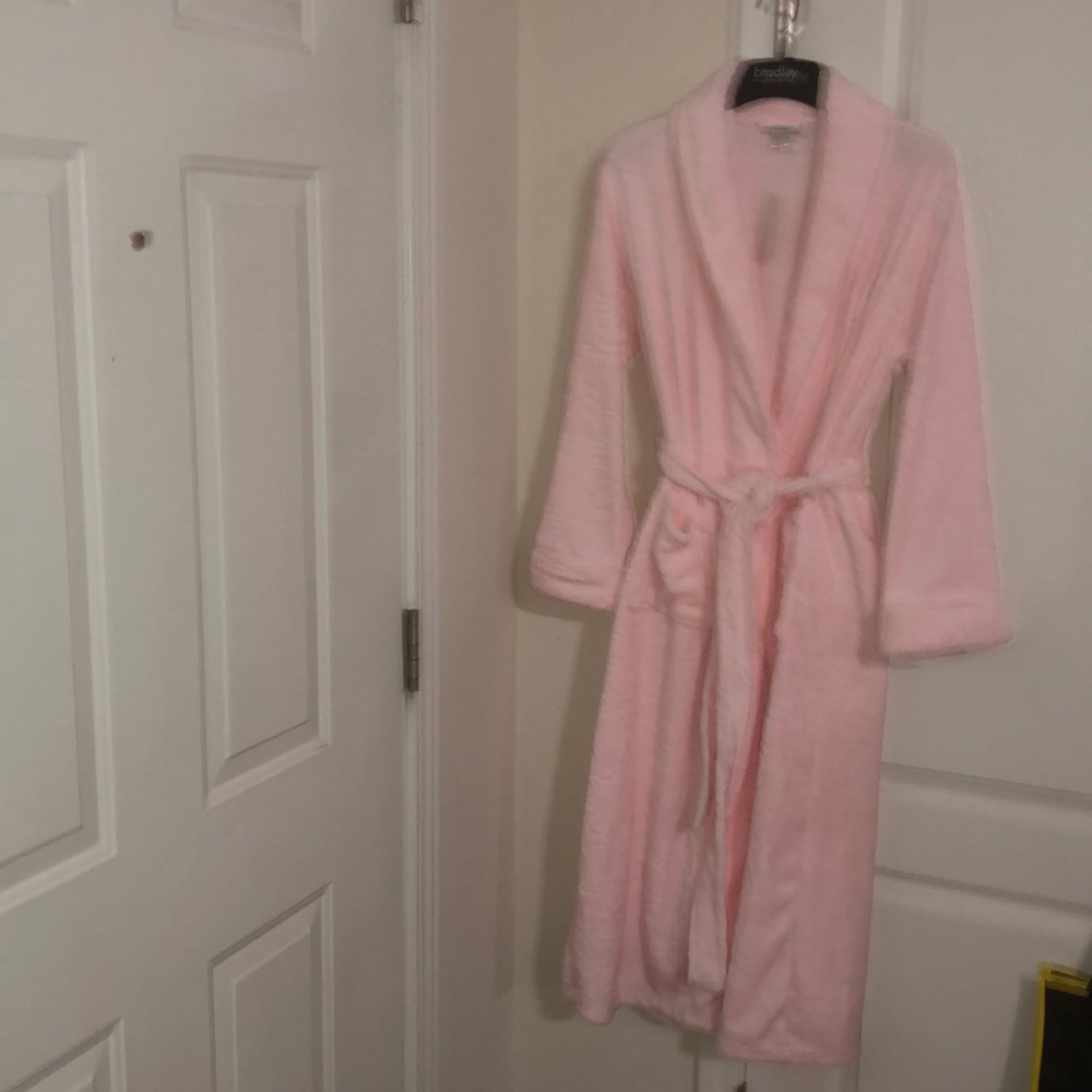Natori housecoat-  robe soft and fluffy soft pink.